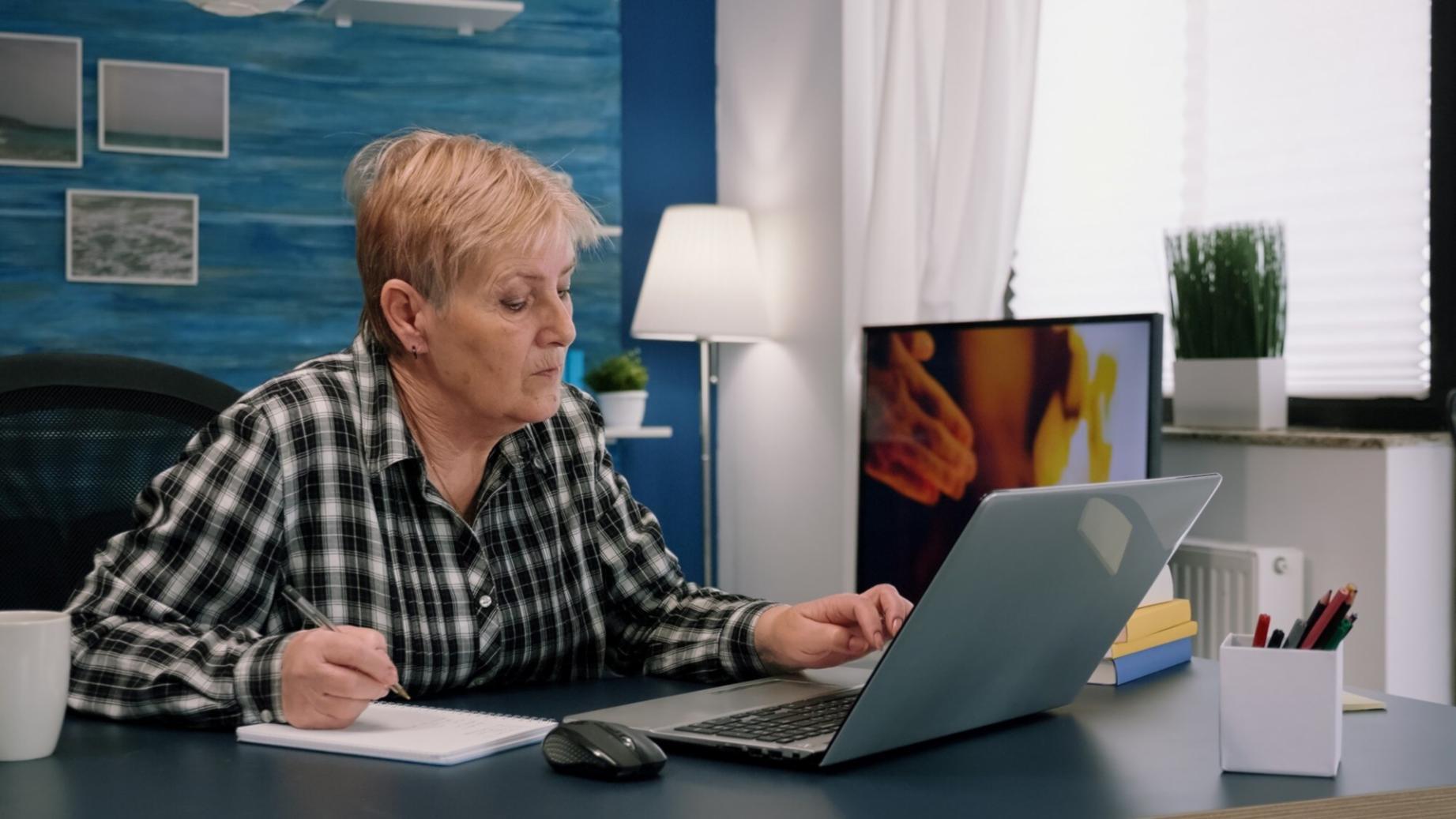 Profesional analizando datos financieros con confianza