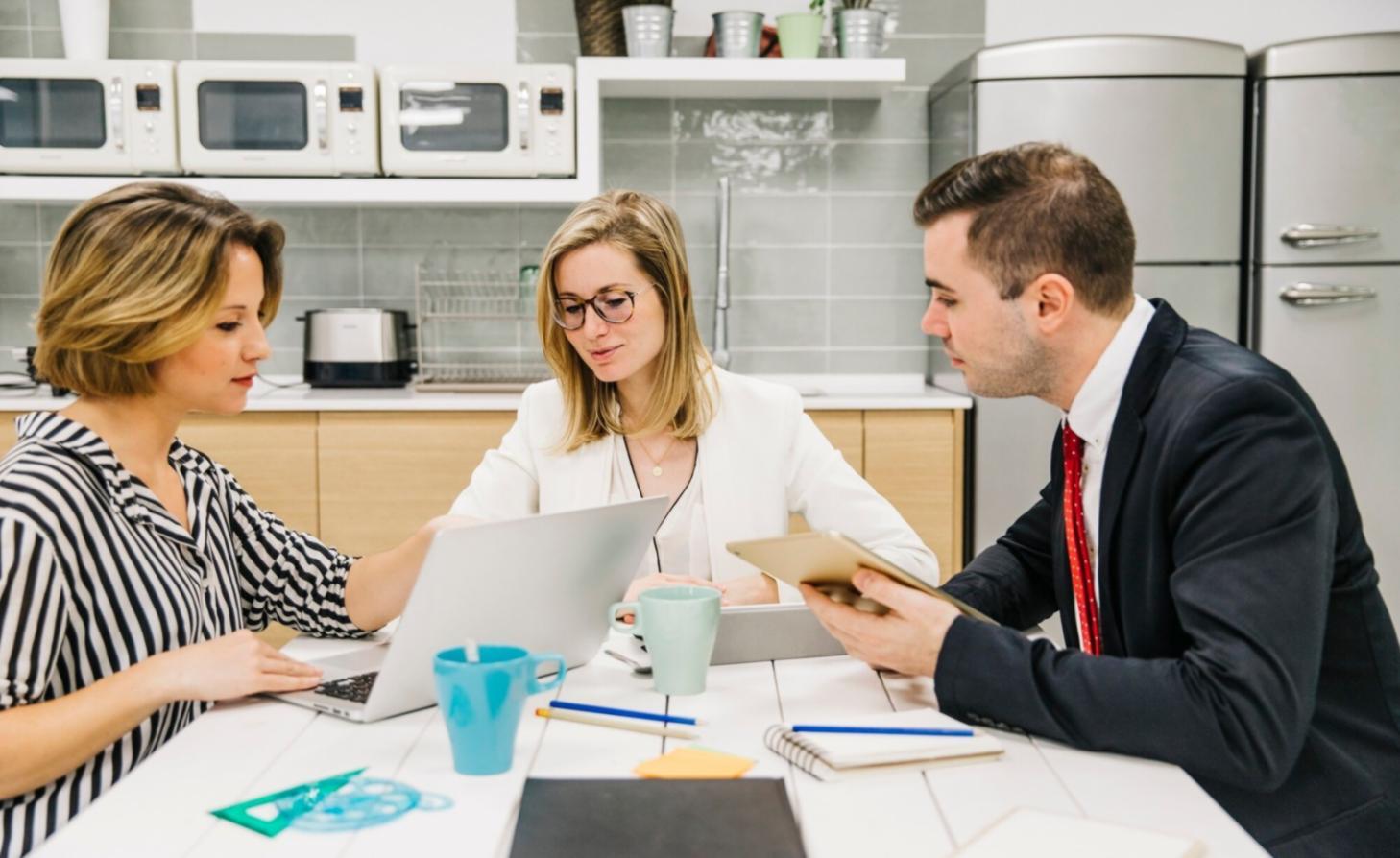 Equipo de solonaveirion analizando estrategias de inversión